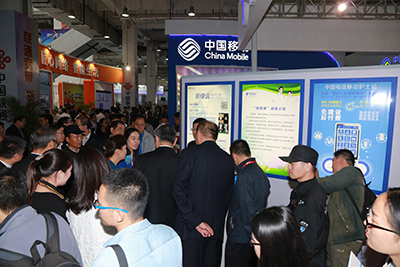 天坦移動醫(yī)、護亮相信博會，展臺前人頭攢動